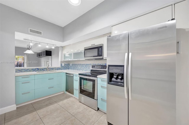 kitchen with visible vents, a sink, tasteful backsplash, appliances with stainless steel finishes, and light countertops