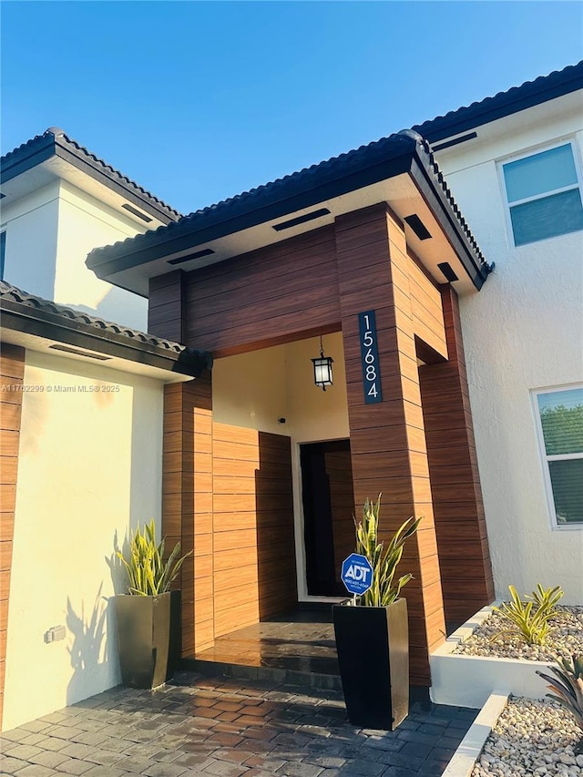 property entrance featuring stucco siding