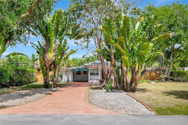 view of front of home featuring a front lawn and fence