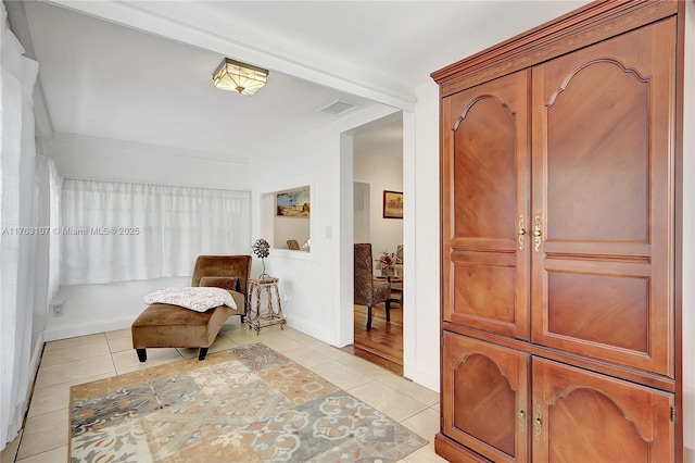 living area featuring light tile patterned flooring, baseboards, and visible vents