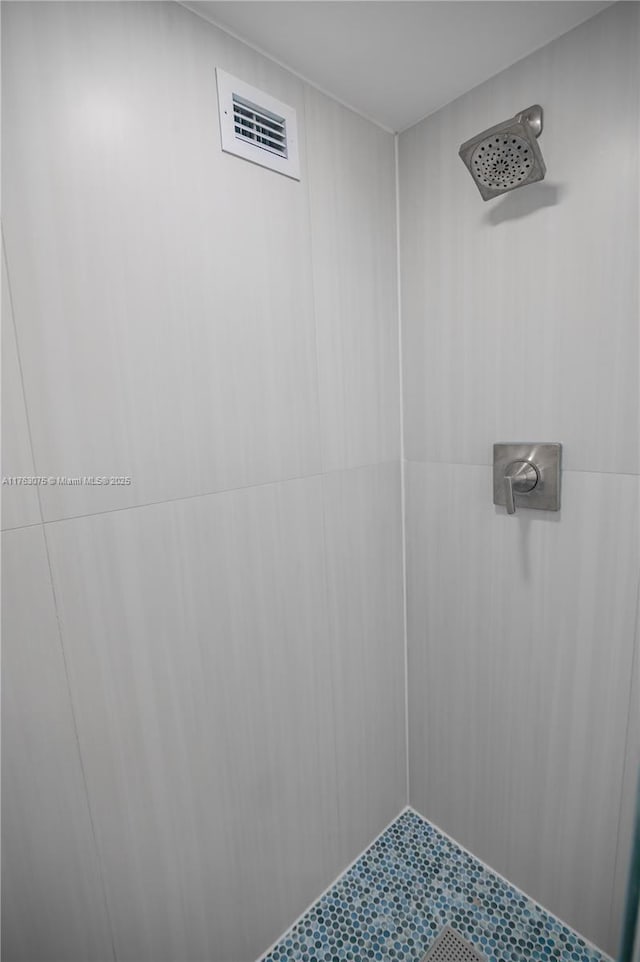 bathroom featuring visible vents and tiled shower