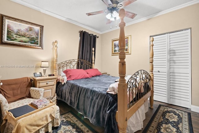 bedroom with wood finished floors, baseboards, ceiling fan, ornamental molding, and a closet