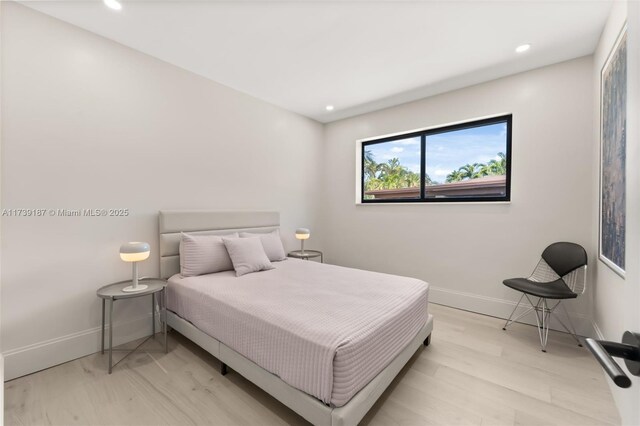 bedroom with recessed lighting, baseboards, and light wood-type flooring