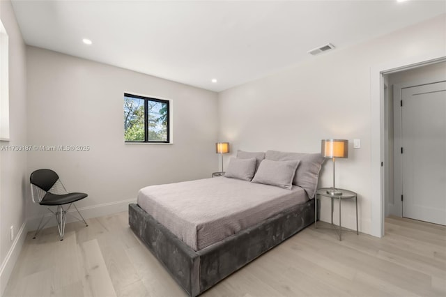 bedroom with visible vents, recessed lighting, light wood-type flooring, and baseboards