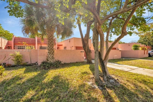 view of yard featuring a fenced front yard