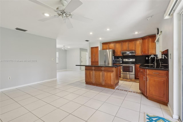 kitchen with dark countertops, visible vents, ceiling fan, under cabinet range hood, and appliances with stainless steel finishes