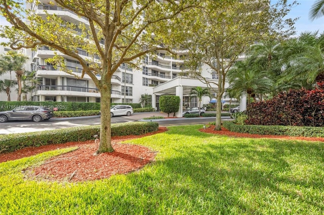 view of home's community featuring a yard