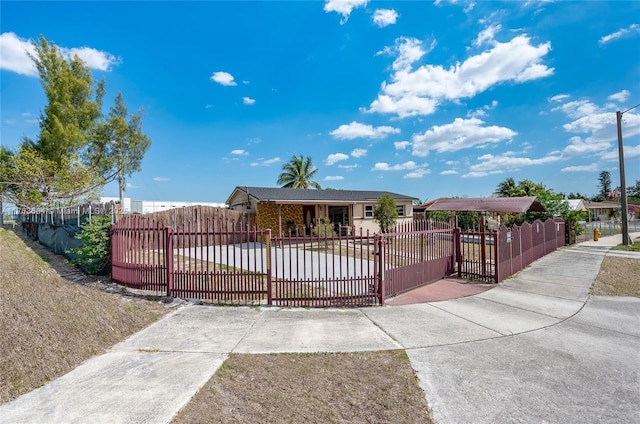 view of front of property featuring a gate and a fenced front yard