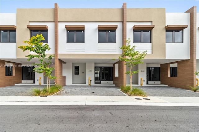 view of front facade featuring stucco siding