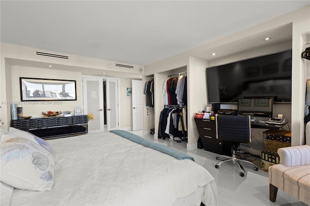 bedroom featuring a closet, visible vents, and recessed lighting