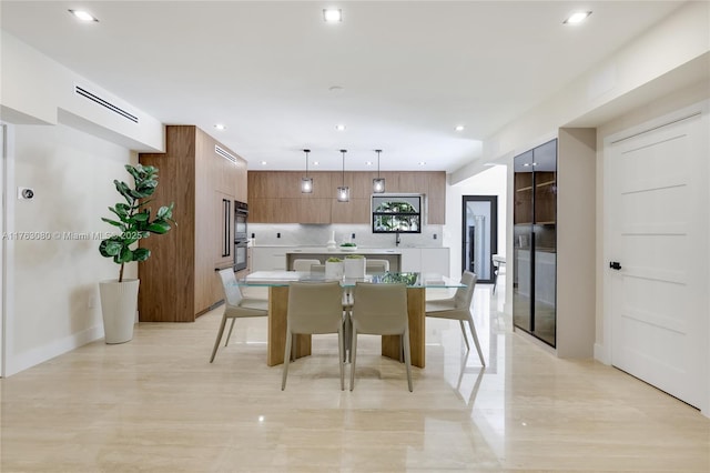 dining area featuring recessed lighting, visible vents, and baseboards