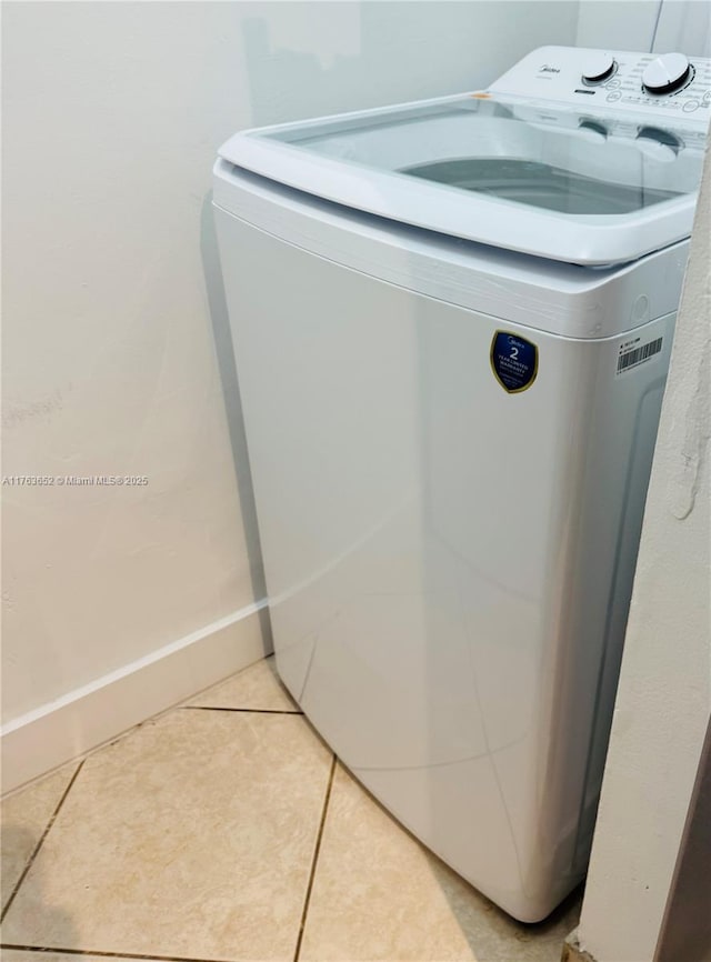 19555 E Country Club Dr Unit 8108, Aventura, FL 33180 - laundry room featuring baseboards, washer / clothes dryer, laundry area, and light tile patterned floors