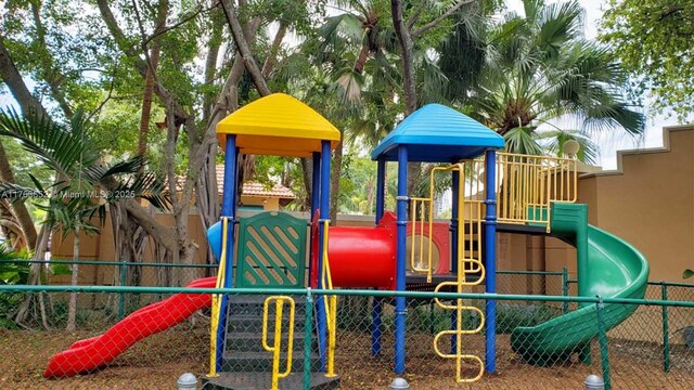 19555 E Country Club Dr Unit 8108, Aventura, FL 33180 - communal playground with fence
