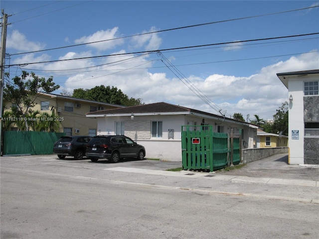 view of front of property featuring fence