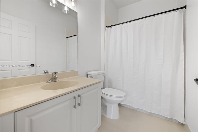 full bath with vanity, a shower with shower curtain, and toilet