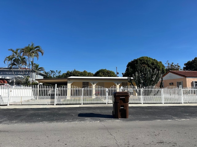 view of front of property featuring a fenced front yard