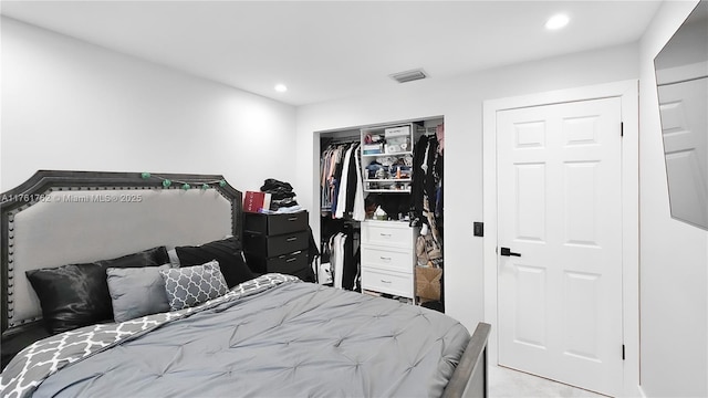 bedroom featuring a closet, visible vents, and recessed lighting