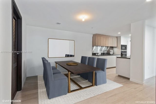 dining space featuring recessed lighting, light wood-style floors, and visible vents