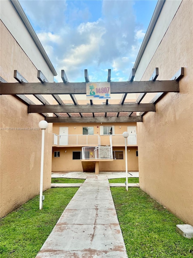 view of yard with a pergola