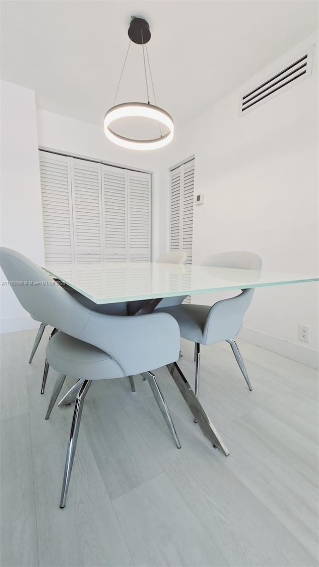 dining area featuring visible vents and baseboards