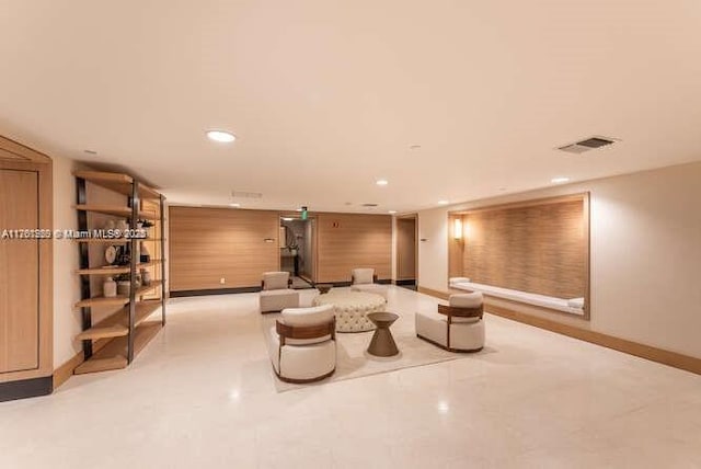 living room featuring recessed lighting, visible vents, and baseboards