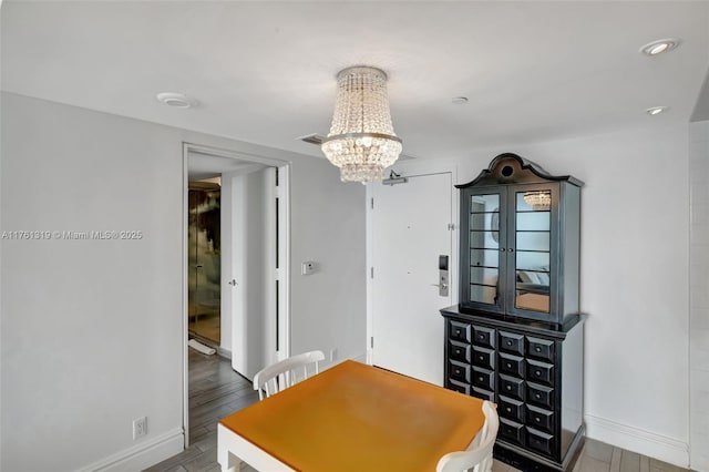 dining space featuring visible vents, baseboards, and a chandelier