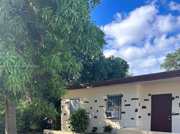 details with concrete block siding