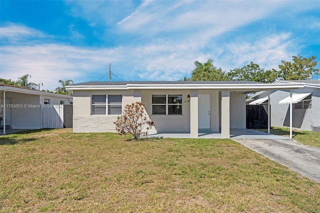 view of front of property featuring a carport, fence, a front lawn, and driveway