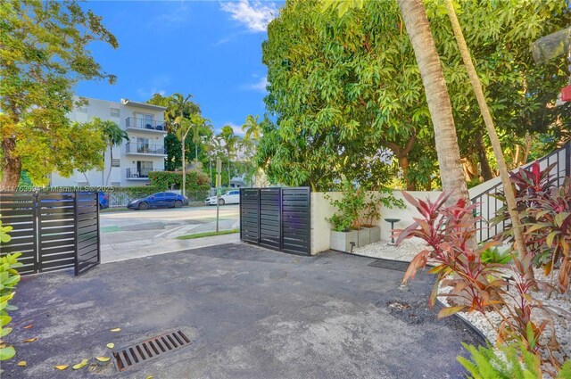 619 Euclid Ave Unit 1B, Miami Beach, FL 33139 - view of gate