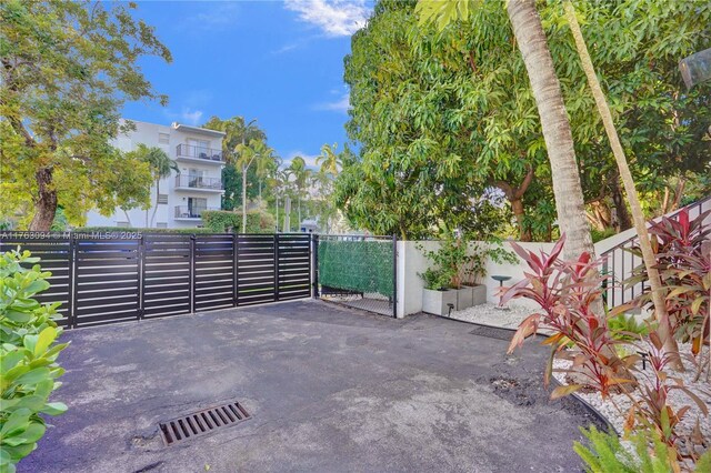 619 Euclid Ave Unit 1B, Miami Beach, FL 33139 - view of patio featuring a gate