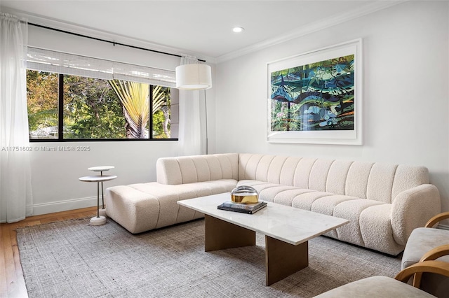 living room featuring recessed lighting, baseboards, wood finished floors, and ornamental molding