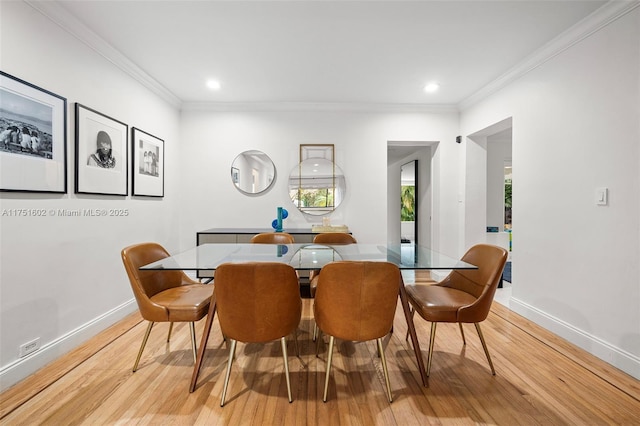 dining room with recessed lighting, baseboards, light wood-style flooring, and crown molding