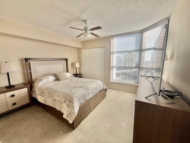 bedroom featuring a closet, a textured ceiling, and a ceiling fan