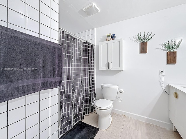 full bath featuring tile patterned floors, visible vents, toilet, a shower with shower curtain, and baseboards