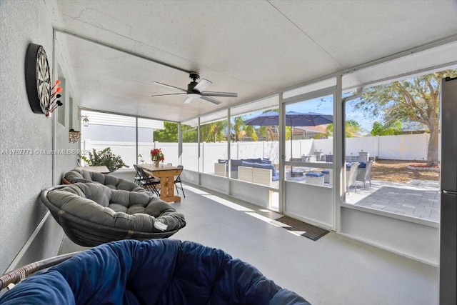 sunroom with ceiling fan