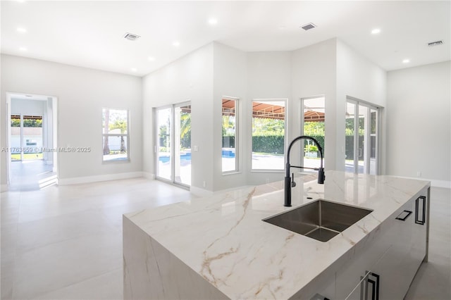 kitchen with visible vents, recessed lighting, a sink, modern cabinets, and a wealth of natural light