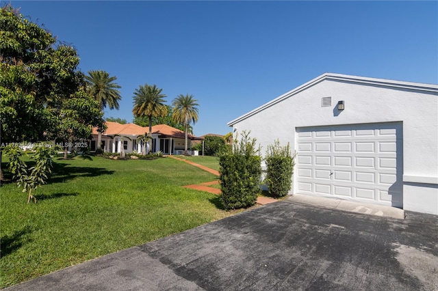 view of yard with driveway