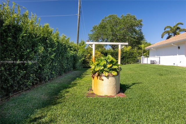 view of yard featuring fence