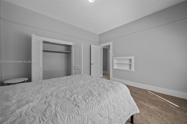 bedroom featuring carpet flooring, baseboards, and a closet