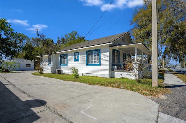 view of front of property with crawl space and covered porch