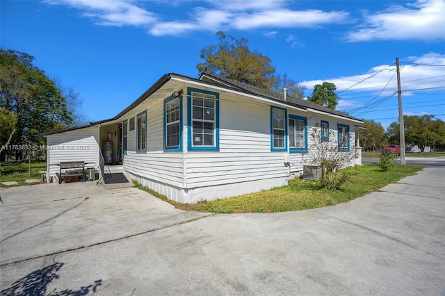 view of front of house with concrete driveway