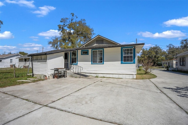 view of front facade with concrete driveway