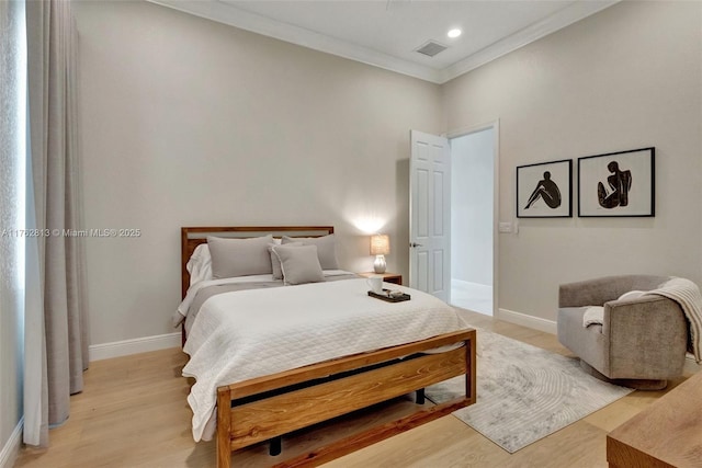 bedroom featuring visible vents, baseboards, light wood-style flooring, recessed lighting, and crown molding