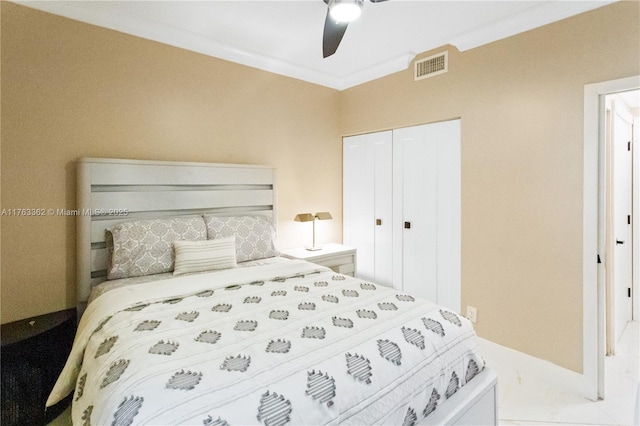 bedroom with visible vents, crown molding, baseboards, a closet, and a ceiling fan