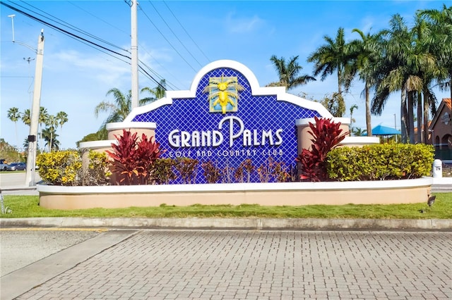 view of community / neighborhood sign