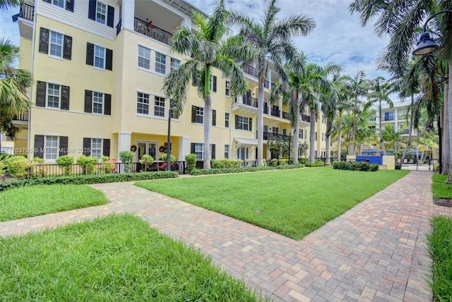 view of property's community featuring a lawn