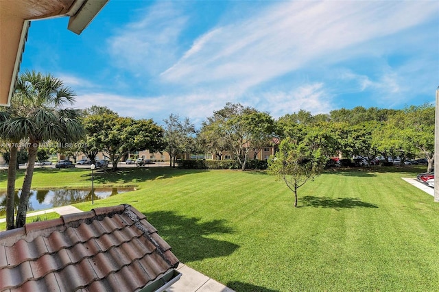 view of yard featuring a water view