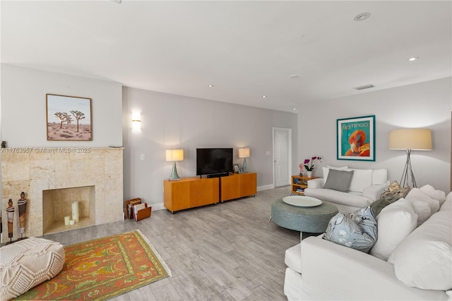 living area featuring recessed lighting, visible vents, baseboards, and wood finished floors