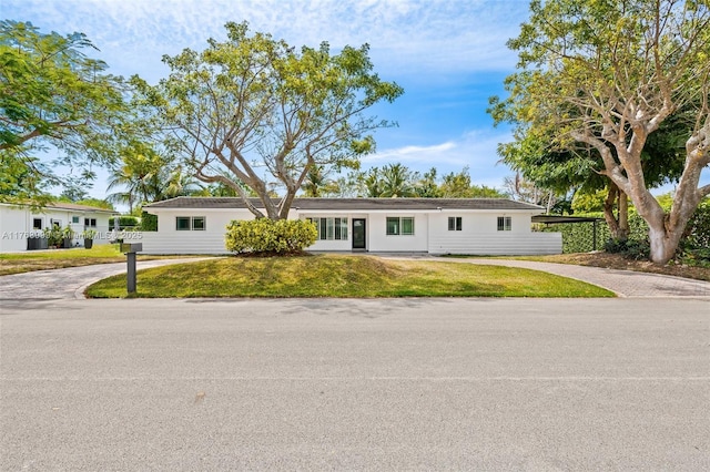 view of front of home featuring a front yard and driveway