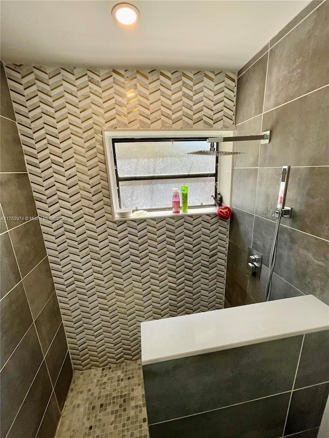 full bathroom featuring a tile shower